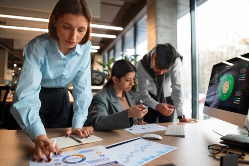 Equipo empresarial analizando estrategias para escalar una empresa de forma sostenible
