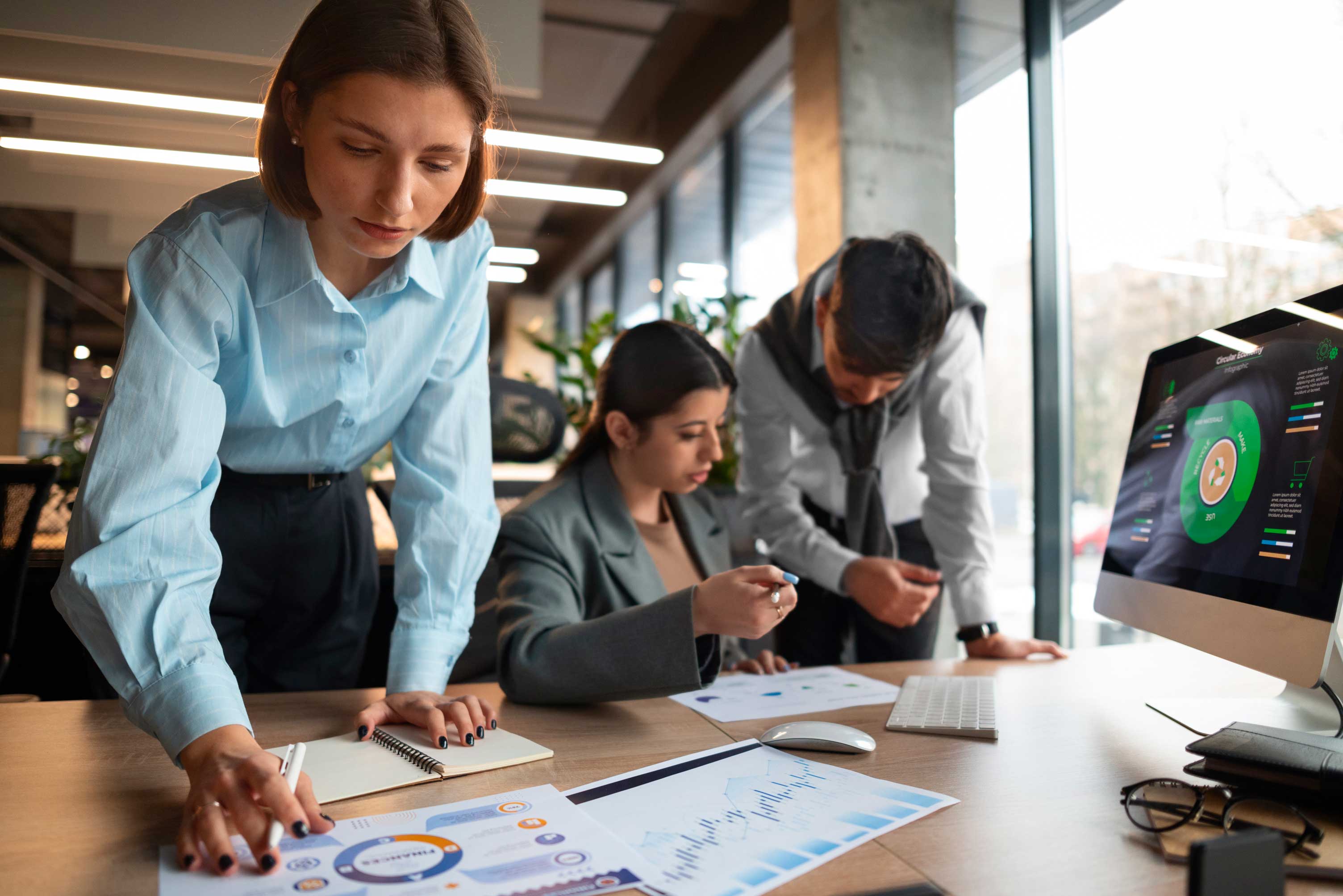 Equipo empresarial analizando estrategias para escalar una empresa de forma sostenible