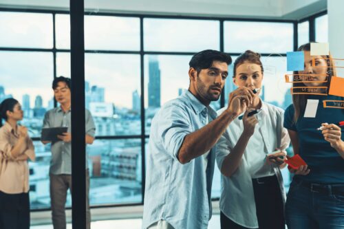 Networking empresarial entre profesionales en entorno corporativo colaborativo